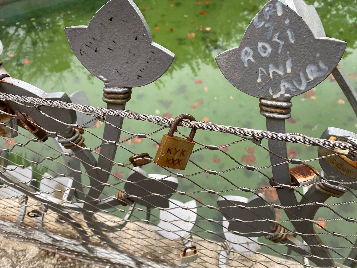 Fotos: Los enamorados también tienen su puente en Santander: casi 300 candados y dedicatorias de amor