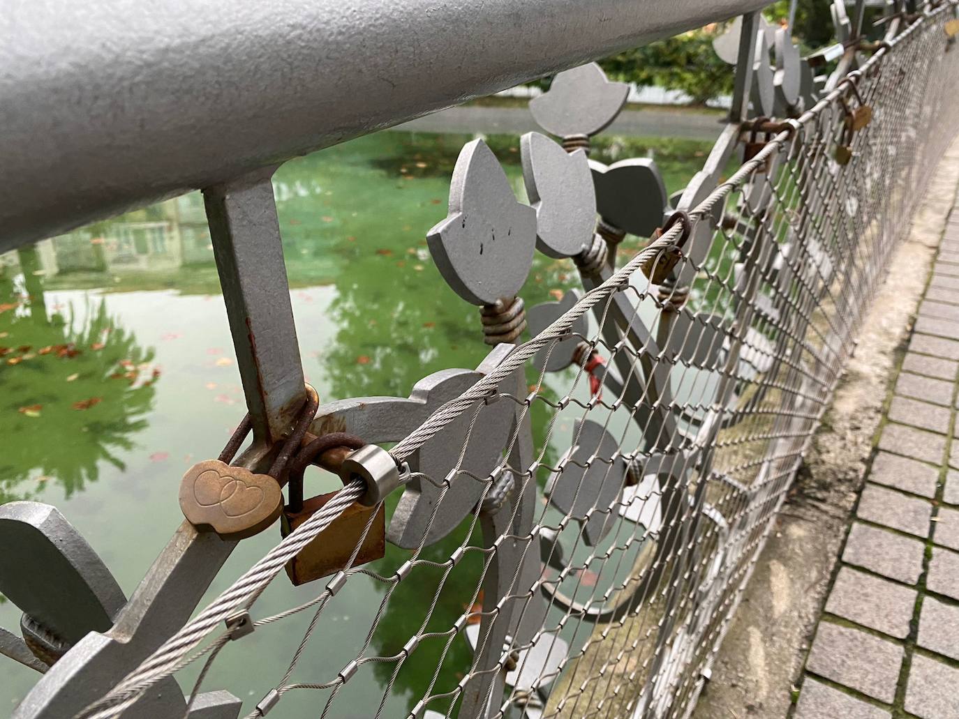 Fotos: Los enamorados también tienen su puente en Santander: casi 300 candados y dedicatorias de amor