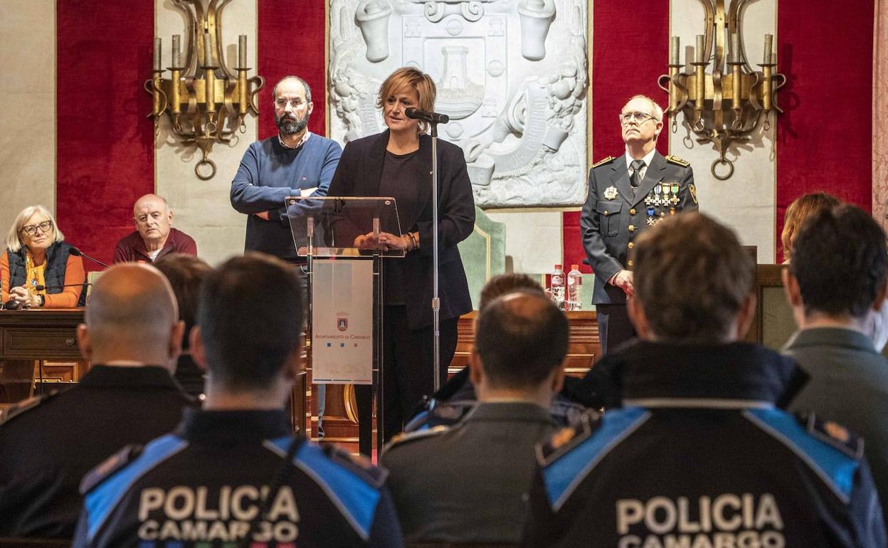 El salón de Plenos acogió la entrega de condecoraciones y distinciones a la Policía Local.