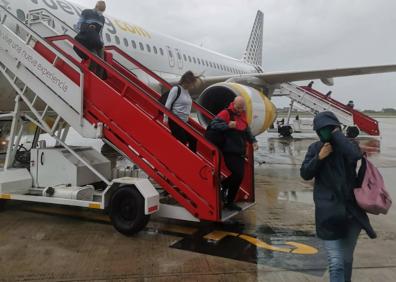 Imagen secundaria 1 - Viajeros bajando de un avión, esta mañana en el Seve Ballesteros.