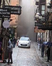 Imagen secundaria 2 - Muchos vecinos acudieron a la zona del incendio que en un principio provocó una intensa humareda 