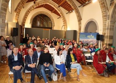 Imagen secundaria 1 - Acto del Capítulo celebrado durante la mañana en el Centro de Estudios Lebaniegos 