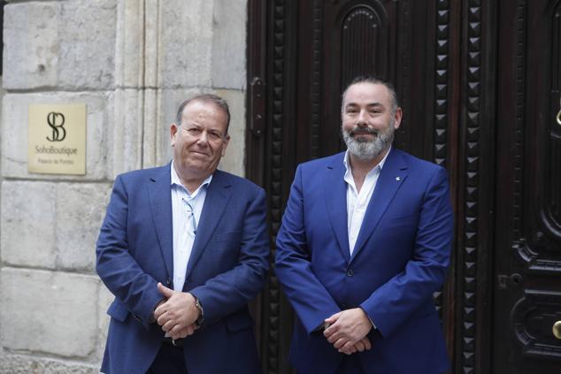 A la izquierda, Antonio Valerga, director de la zona Norte de la cadena de hoteles Soho-Boutique y Jaime Lanuza, director del Hotel Pombo de Santander.