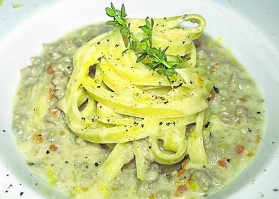 Imagen secundaria 1 - Arriba la carbonara. Abajo, tagilatelle al ragú blanco de cordero y duo de Bruschette.