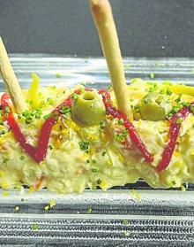 Imagen secundaria 2 - A la izquierda, aguacate tatemado, pesto de cilantro en ensalada con queso fresco. Un plato nuevo de esta temporada. A la derecha, ensaladilla rusa «aderezada a nuestra manera». 