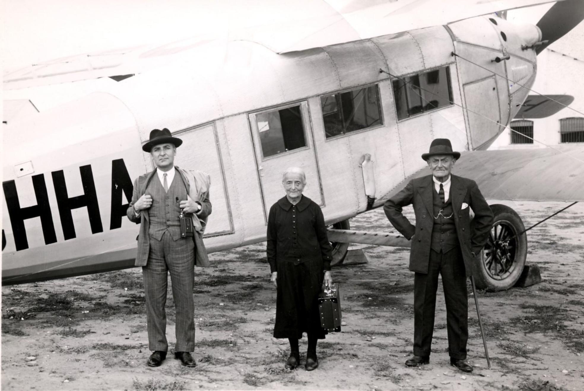 Pasajeros ante un avión biplano Breguet 26T fabricado por CASA c. 1928. 