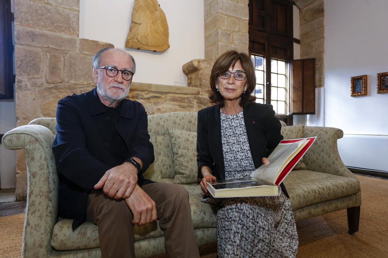 El poeta cántabro Fernando Gómez Aguilera y la periodista Pilar del Río en la Torre de Don Borja. 