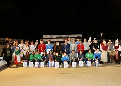 Imagen secundaria 1 - Los ganadores posaron con el Emperador, y después todos los participantes y las autoridades se sumaron a la foto 