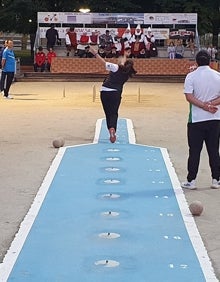 Imagen secundaria 2 - Los ganadores posaron con el Emperador, y después todos los participantes y las autoridades se sumaron a la foto 