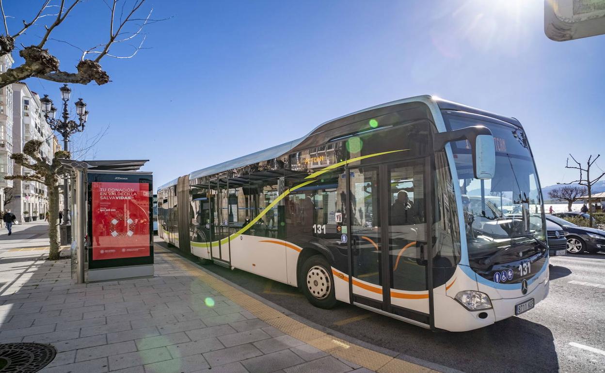 Un autobús del TUS en el Paseo Pereda de Santander.