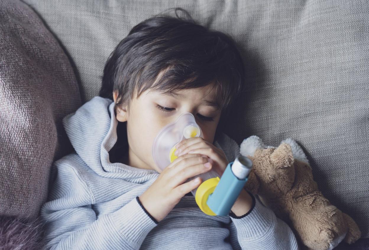 Un menor, con un inhalador para abrir las vías respiratorias. 