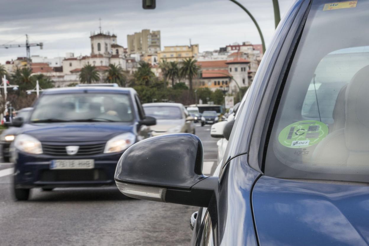 Un vehículo lleva en la luna delantera la pegatina verde, Etiqueta C, en el centro de Santander. 