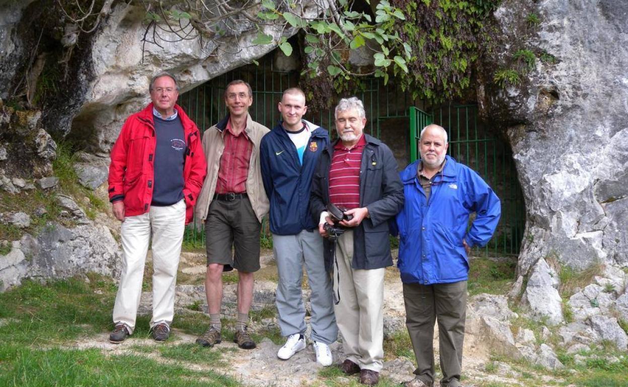 Pencho Eguizábal (guía de Covalanas ya jubilado), Svante Pääbo, Martin Schmitd, Lawrence G. Straus y Manuel González Morales, en la boca de la cueva de Covalanas.