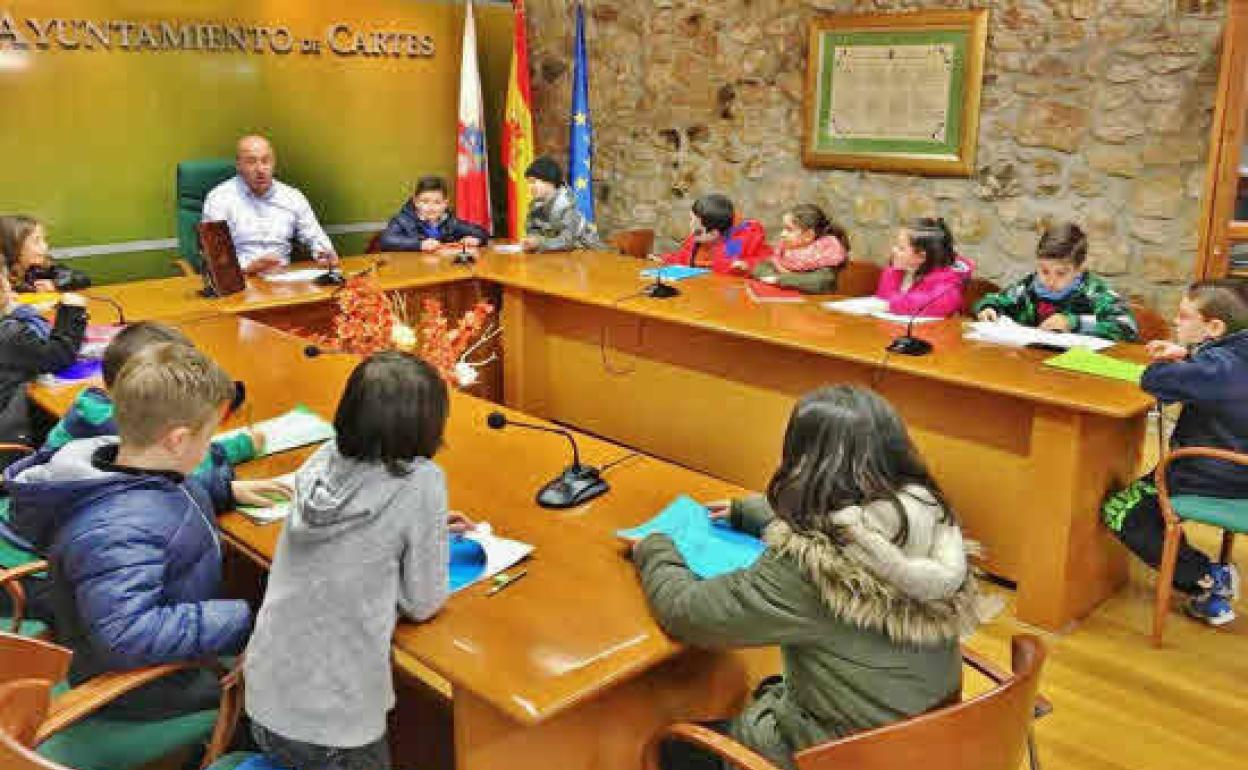 Pleno infantil celebrado en Cartes para que los más pequeños planteen sus propuestas.