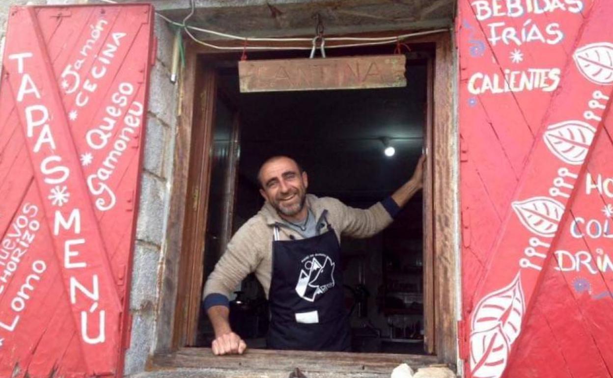 Ignacio Márquez asomado a la ventana de la cantina del refugio. 