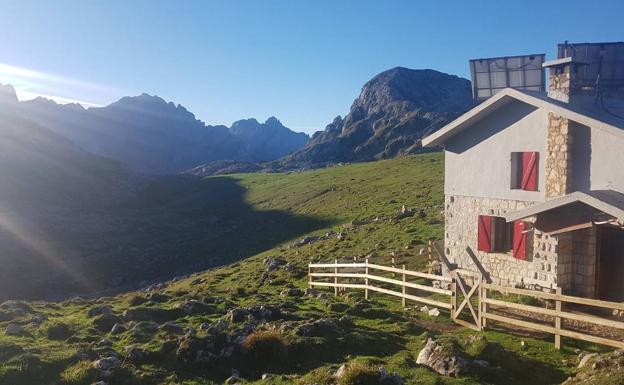 Fachada principal del refugio de Ario, contruido en el año 1958 en una vega estrategicamente situada en el macizo occidental de los Picos de Europa 