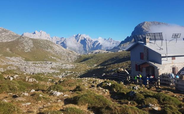 Típico ajetreo mañanero a las puertas del refugio de Ario, puerto de salida y llegada de muchos montañeros que van a la conquista de cumbres 