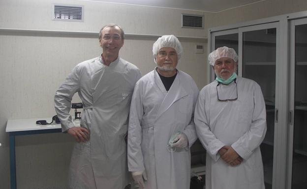 En el laboratorio de la UC, Pääbo, G. Straus y González Morales.