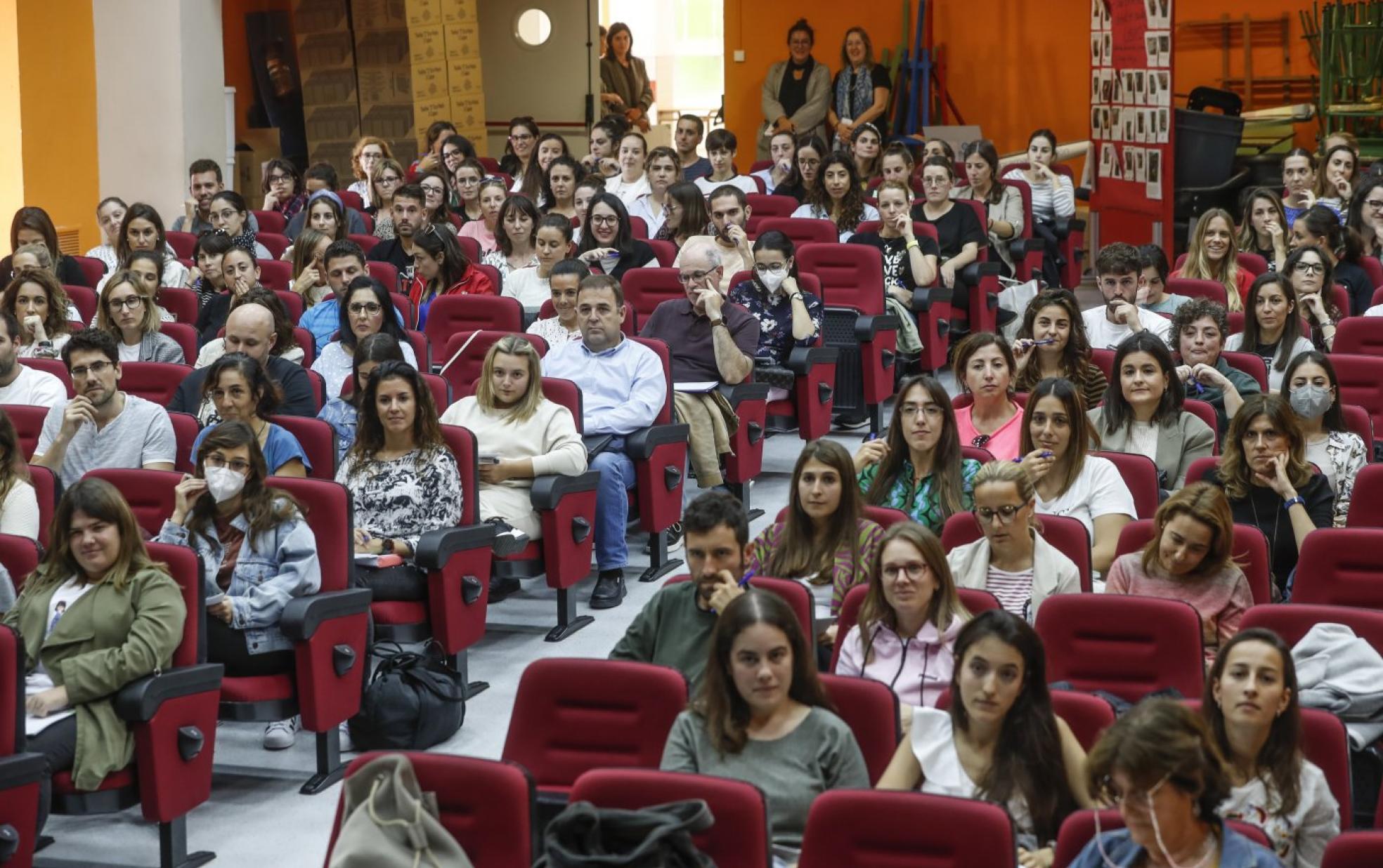 Los 164 maestros en prácticas, en el salón de actos del IES Villajunco, en Santander, donde recibieron la primera de sus sesiones formativas.