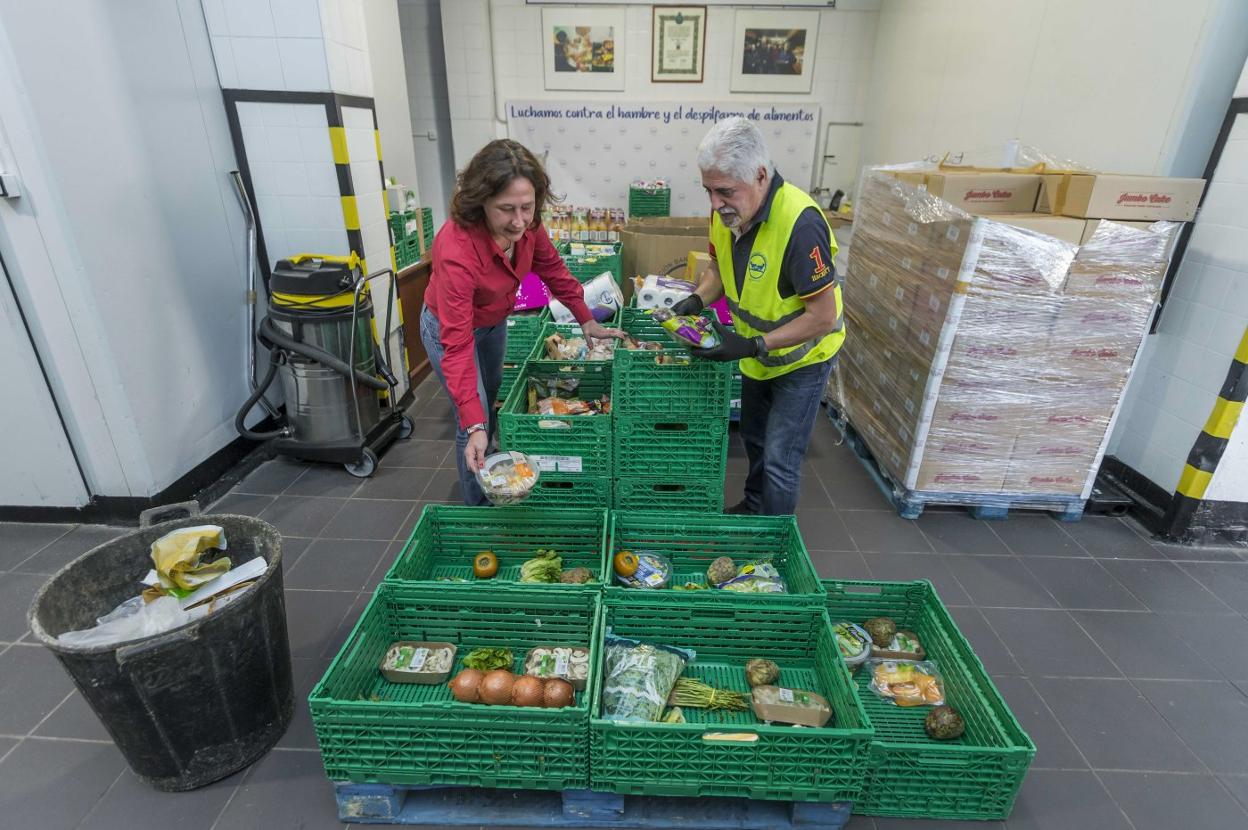 La presidenta del Banco de Alimentos en Cantabria, Gema Díaz-Domínguez, con Francisco Álvarez, uno de los voluntarios.