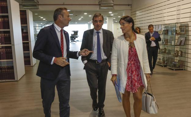 Guillermo Blanco, Ignacio Pérez, director general de El Diario Montañés, y Gema Igual. 