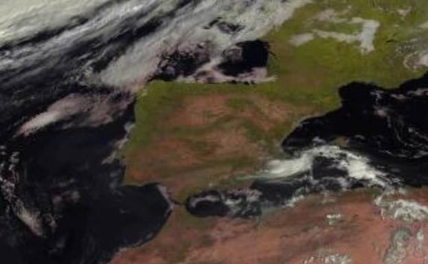 Mapa de la Aemet donde se aprecia la nube, pegada a la costa, responsable de las nieblas matinales. 