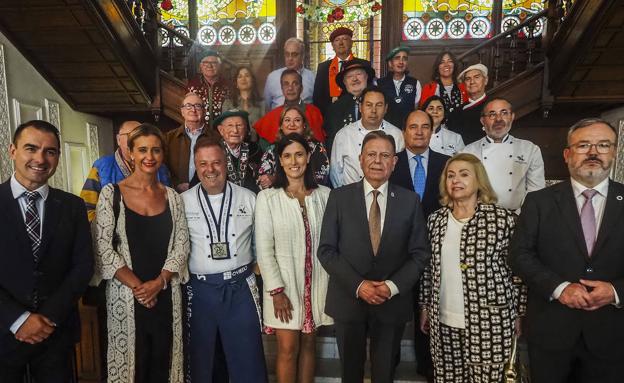 Imagen principal - Arriba, representantes institucionales y empresariales de Cantabria y Asturias, en una foto de familia presidida por los alcaldes de Santander y Oviedo. Abajo, a la izquierda, Miriam Menéndez, Manuel Iturbe y Nando Agüeros. A la derecha, Alfredo Canteli e Íñigo Noriega. 