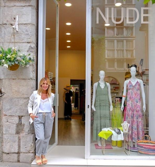 Nude | Espacio de moda que ofrece desde looks rockeros, conjuntos de punto, prendas únicas para ocasiones especiales. Estilo que no deja indiferente.