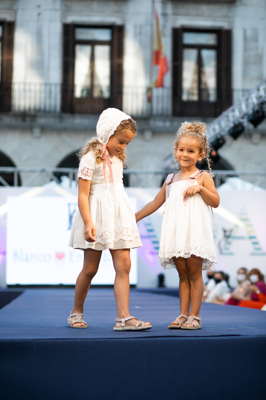 Blanco y Entredoses, la firma de María Olaiz (Santander) presentará moda infantil, confección a medida y alta costura para los más pequeños. Crea desde crea de diario y actual a trajes de ceremonia (bautizos, arras, comunión y otros eventos). Modelos exclusivos, combinaciones personalizadas, diseños de alta calidad y realizados a mano.