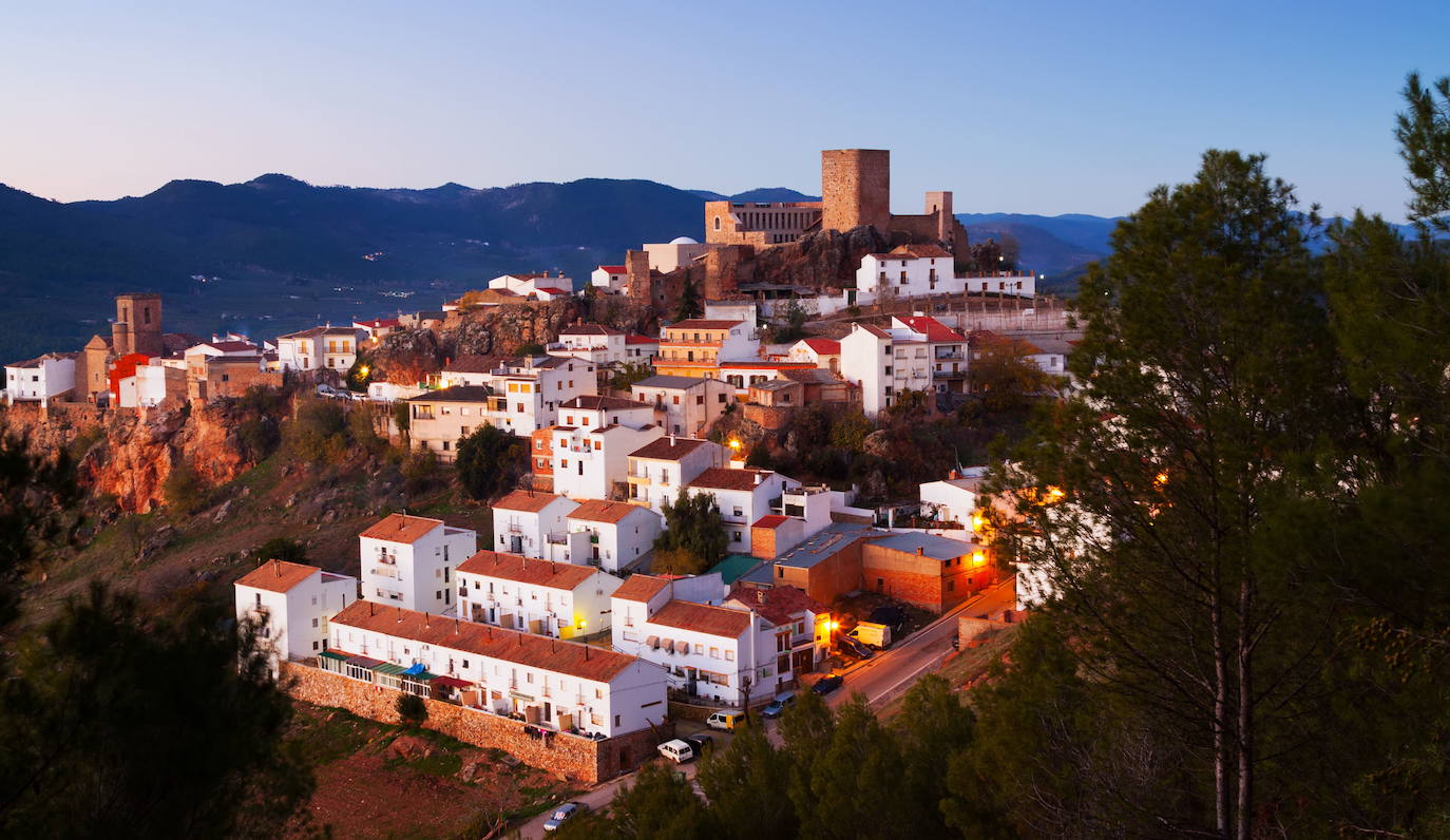 Hornos de Segura (Jaén). Pertenece al Parque Natural de las Sierras de Cazorla, Segura y Las Villas. Es eminentemente forestal, ya que los pinares suponen aproximadamente el 80% del territorio, dando lugar a la presencia de atractivos parajes naturales tanto en las escarpadas tierras altas, como a nivel del embalse de El Tranco. El núcleo urbano está situado sobre un gran peñasco, coronado por el castillo, y conserva el tipismo de villa medieval, asomada a una de las colas de El Tranco.