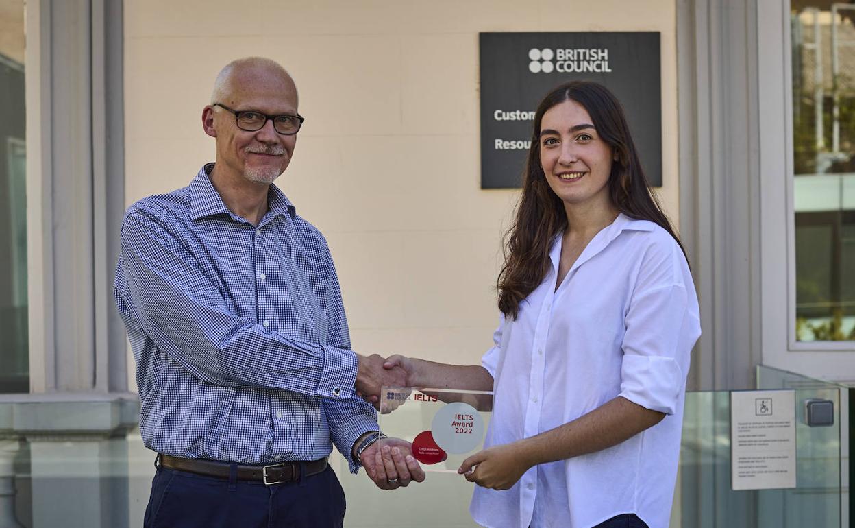 La estudiante castreña recibiendo el premio que ha valido una beca para hacer un posgrado en Holanda 