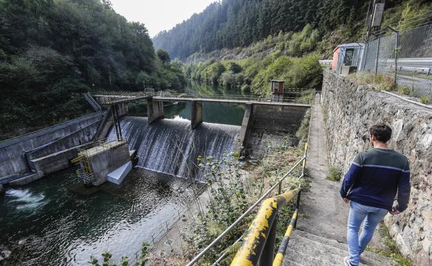 La captación principal es la presa de Las Fraguas, en Arenas de Iguña. 