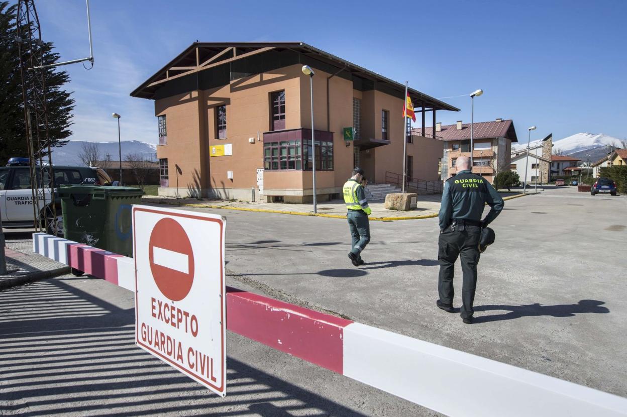 Imagen de archivo del acceso al cuartel de la Guardia Civil de Reinosa.