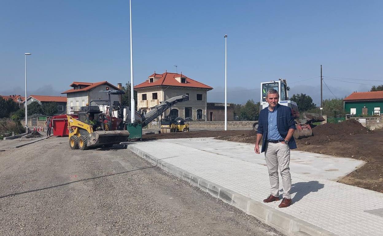 El alcalde de Bezana, Alberto García Onandía, visita las obras de reurbanización de la calle La Llata