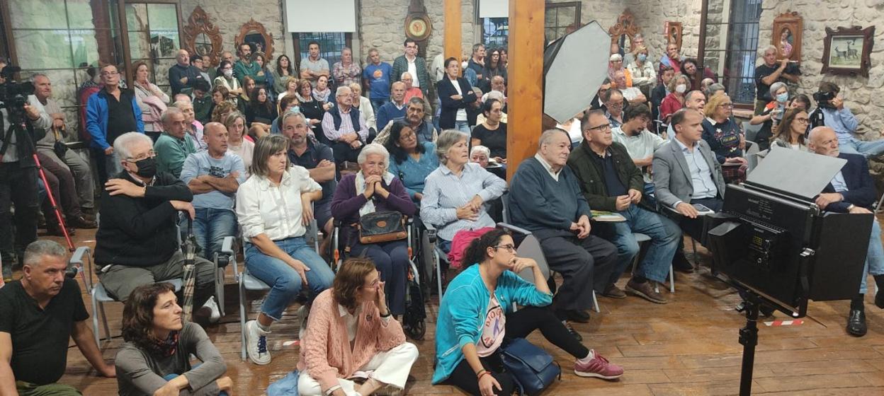 Un centenar de vecinos asistió a la charla sobre la planta de biogás convocada por la empresa promotora de la instalación. 