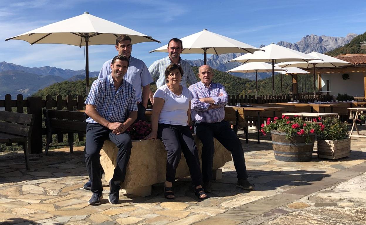 Los hermanos Sergio, Rodrigo y Jorge Lamadrid, junto con sus padres, Lina Vélez y Goyo Lamadrid, en la terraza de esta posada restaurante, distinguida este verano con un Solete Repsol. 