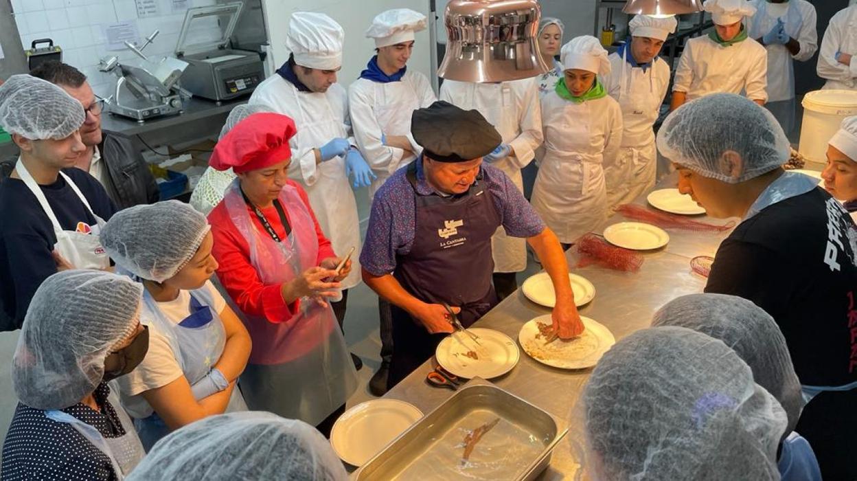 Alumnos y profesores durante el taller de fileteado de anchoas impartido por Kiko Martínez de Umami. 