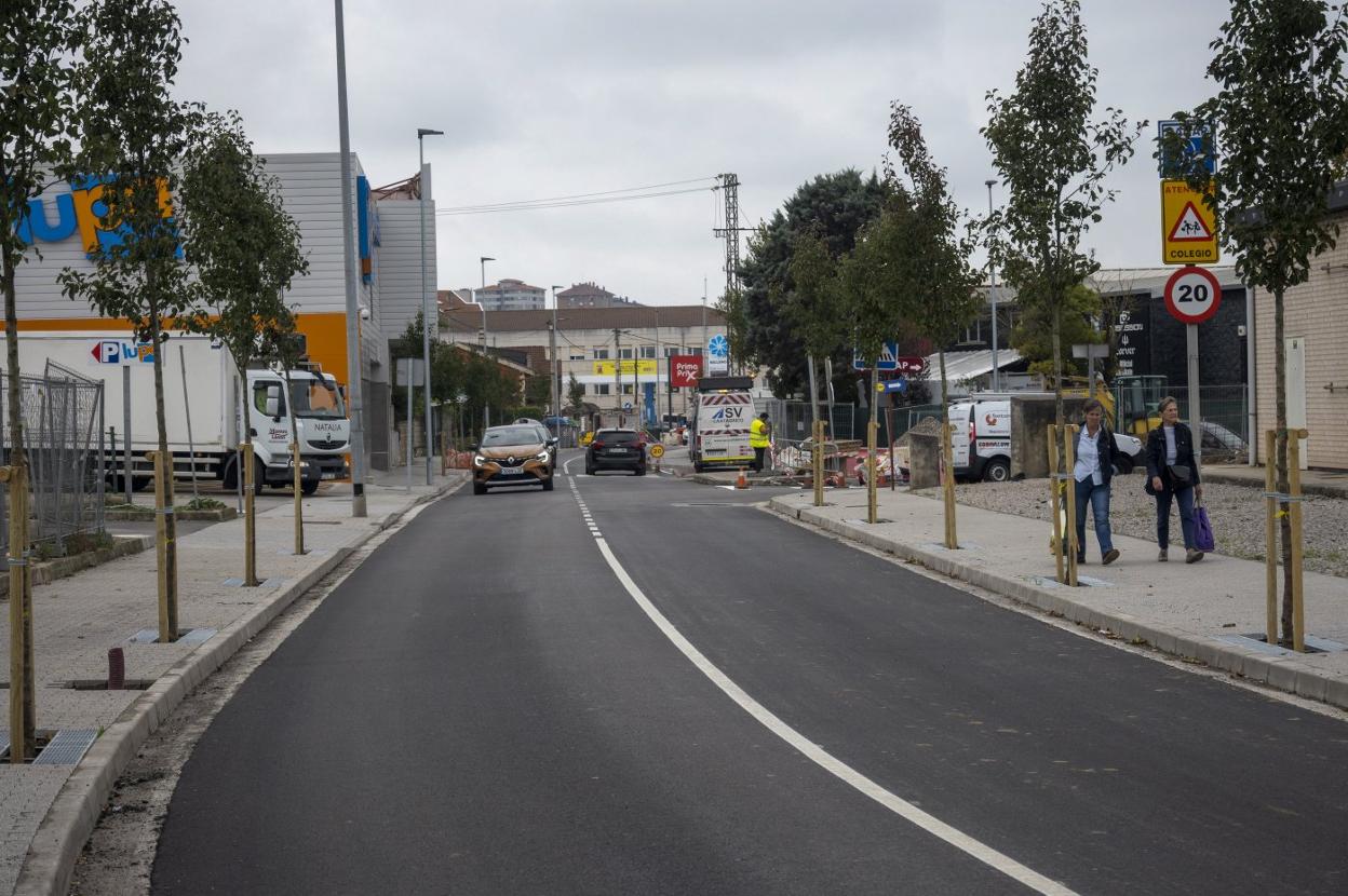 El asfaltado del primer tramo de la calle Repuente, entre Torremar y La Regaña. 