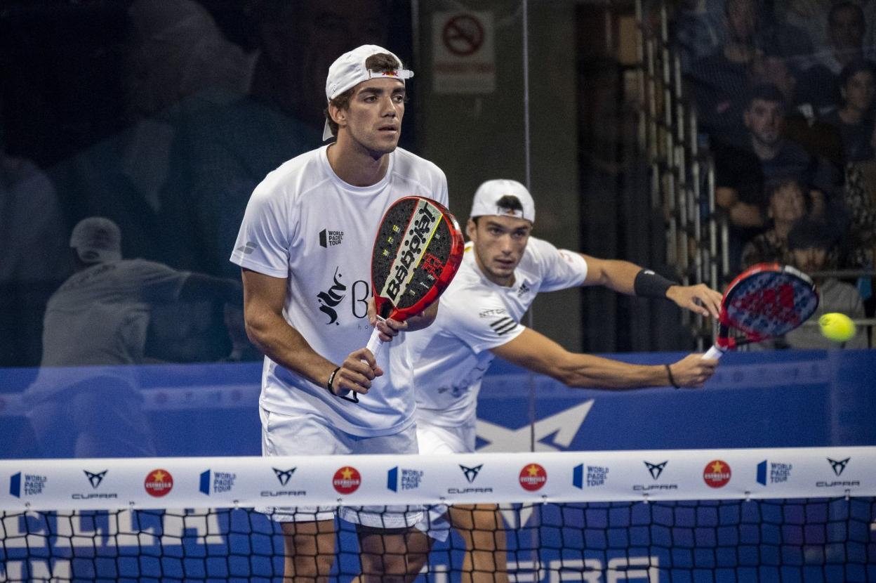 Ale Galán, al saque junto a Juan Lebrón durante la semifinal ante Arturo Coello y Fernando Belasteguín. 