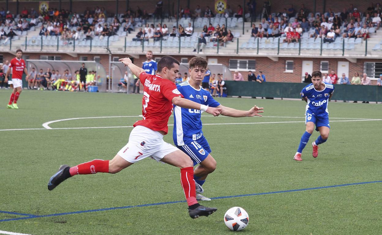 Diego Marta, del Laredo, se dispone a chutar el balón en el partido ante un rival del Bergantiños