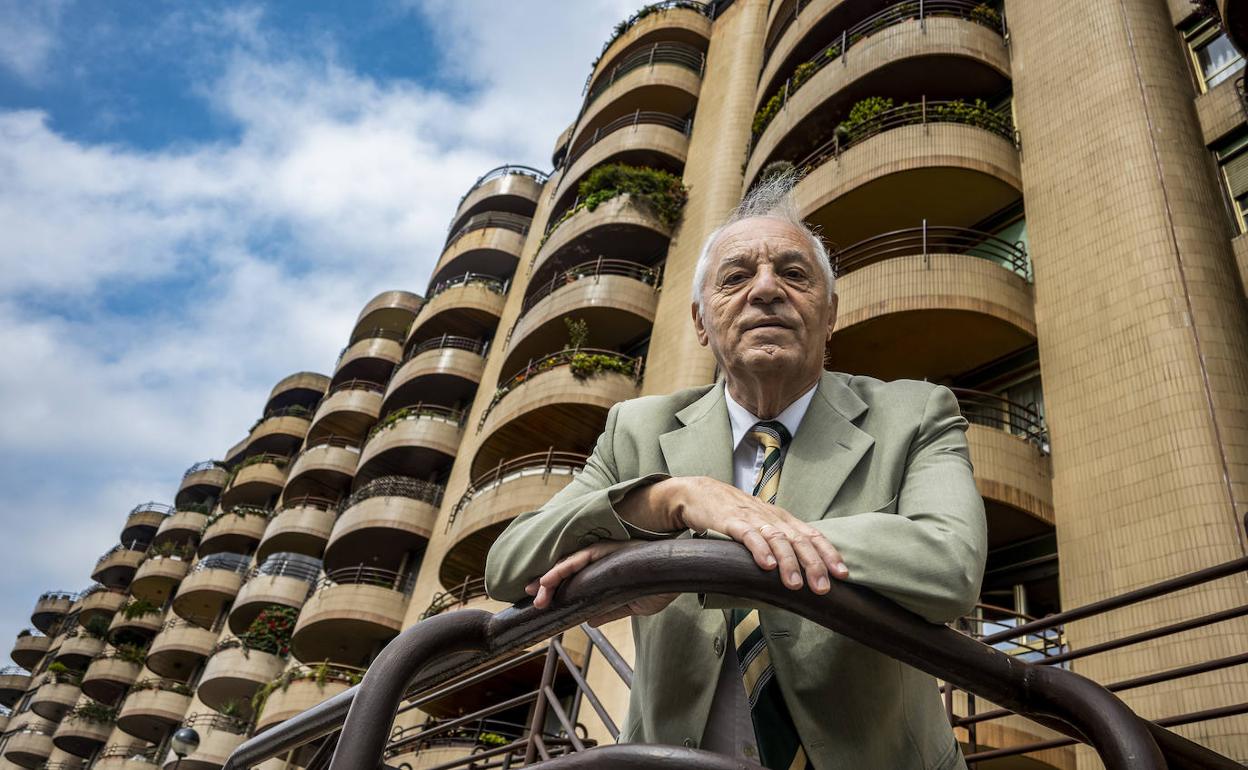 Enrique Castillo Ron posa esta semana en el Sardinero, tras ser distinguido con el Premio Nacional de Estadística.