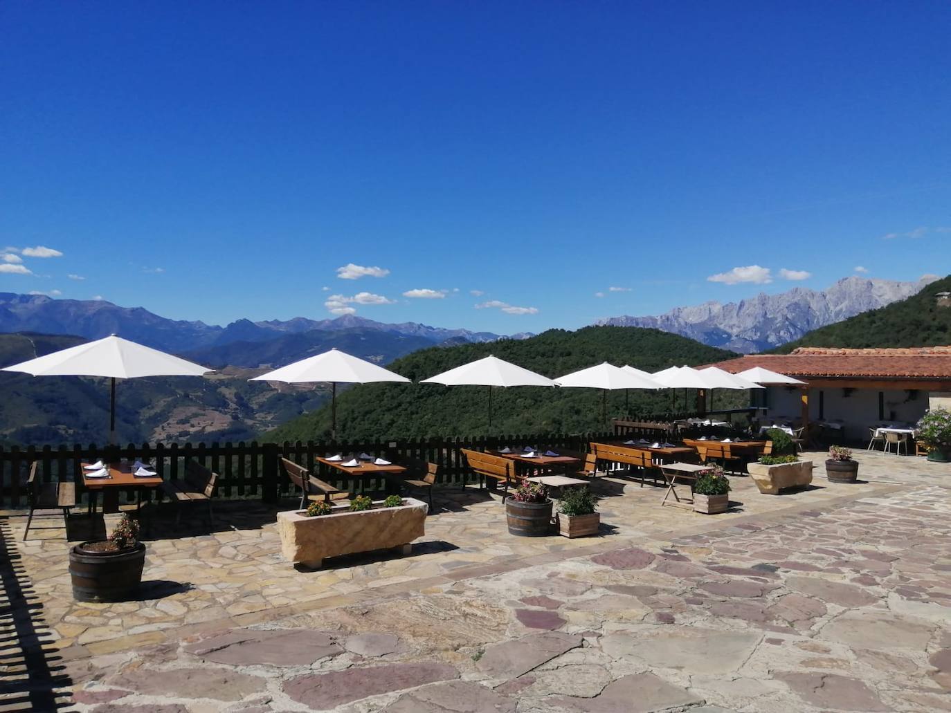 Panorámica de la terraza distinguida el pasado mes de junio con un Solete Repsol. 