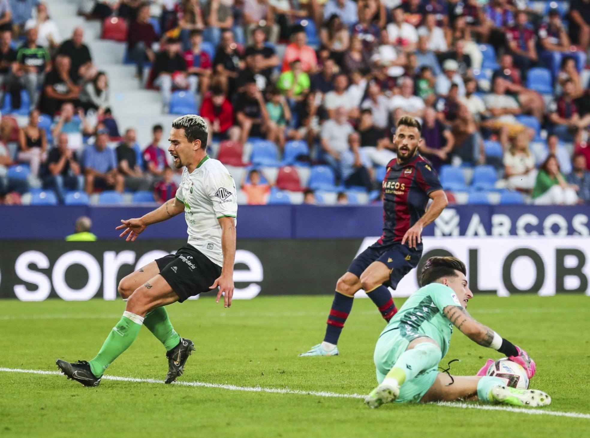 Matheus Aiás, ayer en el Ciutat de Valencia tras una ocasión fallida de gol. carla cortés/lof