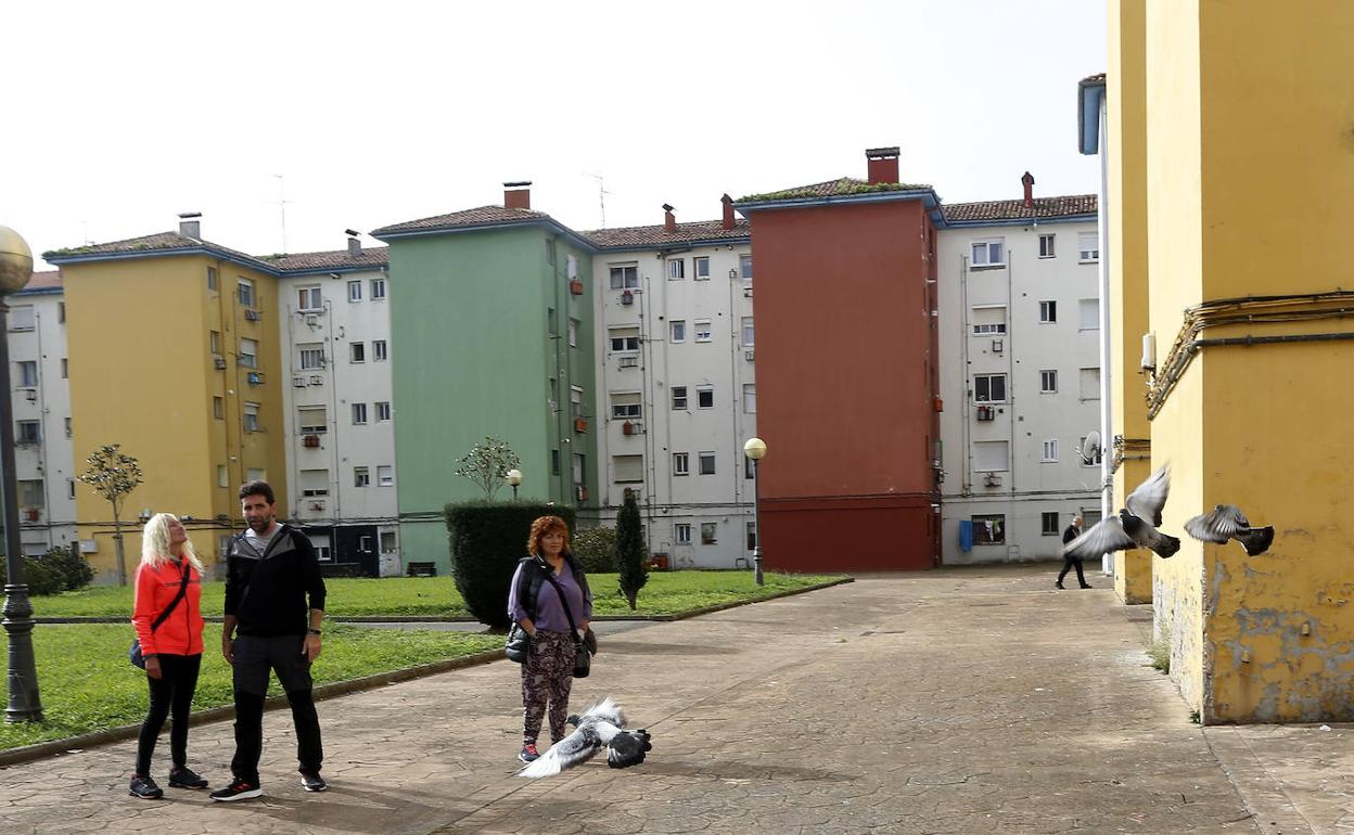Maryán Cicero, Alberto Riaño y Delfina Junco muestran la presencia de palomas en la urbanización Amancio Ruiz Capillas.