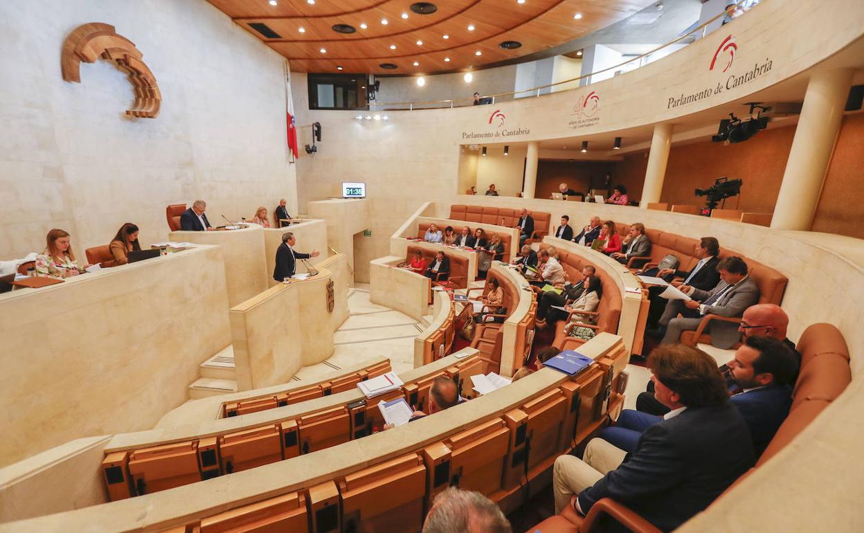 Sesión plenaria en el Parlamento de Cantabria.