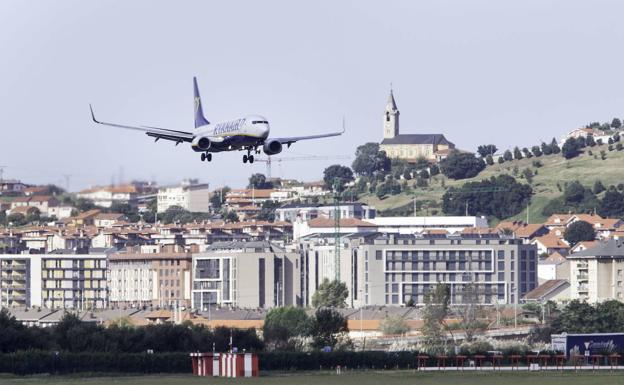 Llegada al aeropuerto Seve Ballesteros de un avión de Ryanair. 