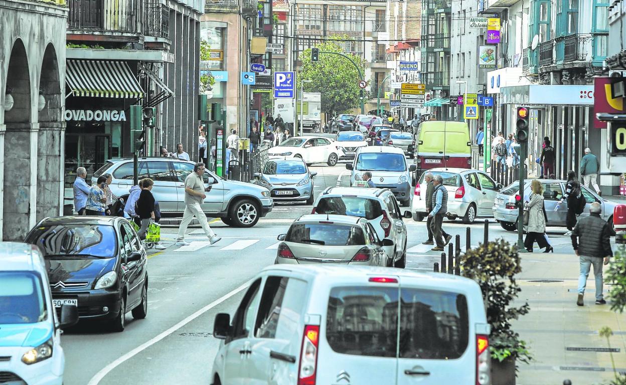 Imagen de la calle José María Pereda, una de las más importantes y transitadas de Torrelavega. 