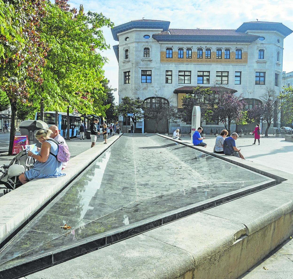 La fuente ubicada en la plaza de la Catedral, ayer, sin agua. 