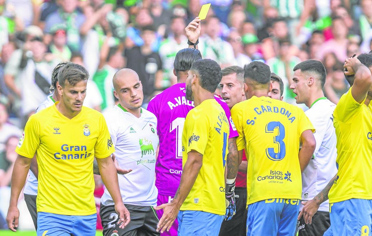 Ávalos Barrera muestra a Pombo la amarilla en el partido ante Las Palmas. Después, el VAR instaría al árbitro a mostrar la roja. 