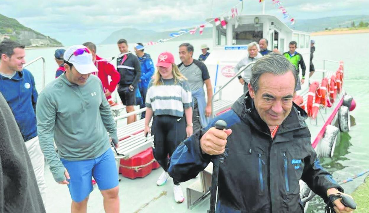 El expresidente del Congreso de los Diputados, José Bono, cruzó la semana pasada la bahía como un peregrino más hacia Santiago de Compostela. 